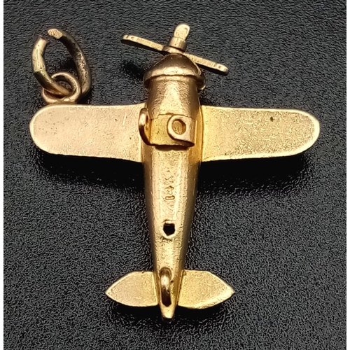 1180 - A 9K yellow gold aeroplane charm with spinning propeller. Length: 22 mm, weight: 2.3 g.