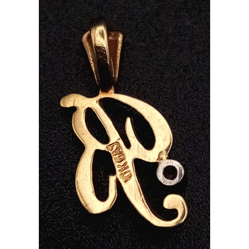 1225 - A 9K yellow gold, diamond set pendant/charm in the shape of letter B. Height: 15 mm, weight: 0.5 g.