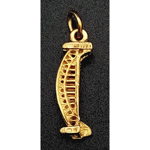 1239 - A 9K yellow gold, finely detailed, bridge charm. Length: 21 mm, weight: 1.3 g.