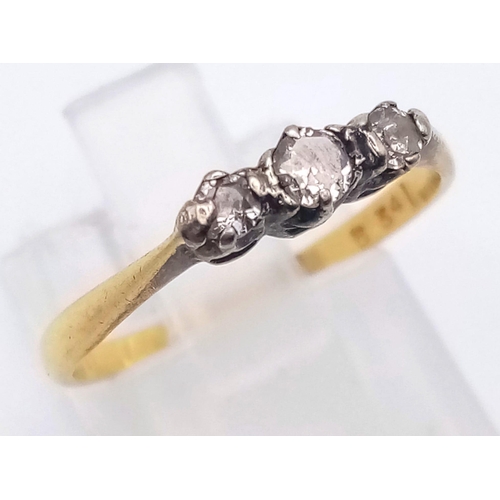 1290 - An 18K yellow gold ring with a trilogy of diamonds (0.20 carats). Ring size: M, weight: 1.9 g.