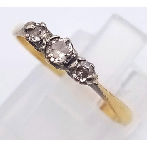 1290 - An 18K yellow gold ring with a trilogy of diamonds (0.20 carats). Ring size: M, weight: 1.9 g.