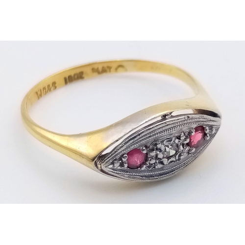 1319 - A vintage 18K yellow gold and platinum ring with a single diamond and two rubies. Ring size: R, weig... 