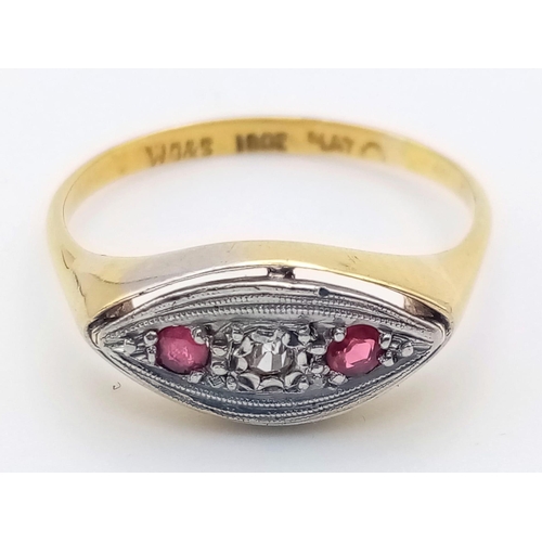 1319 - A vintage 18K yellow gold and platinum ring with a single diamond and two rubies. Ring size: R, weig... 