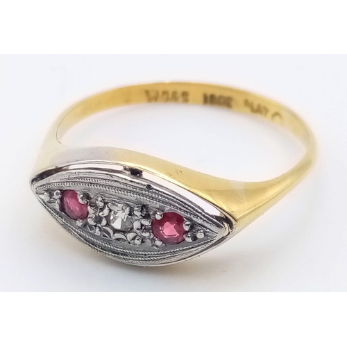 1319 - A vintage 18K yellow gold and platinum ring with a single diamond and two rubies. Ring size: R, weig... 