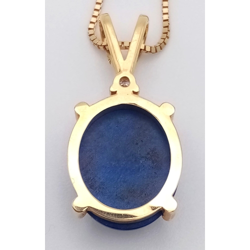 369 - 14K YELLOW GOLD WITH LARGE OVAL LAPIS LAZULI & DIAMOND PENDANT ON 18K GOLD CHAIN, WEIGHT 5G