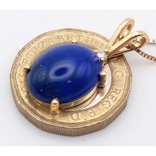 369 - 14K YELLOW GOLD WITH LARGE OVAL LAPIS LAZULI & DIAMOND PENDANT ON 18K GOLD CHAIN, WEIGHT 5G