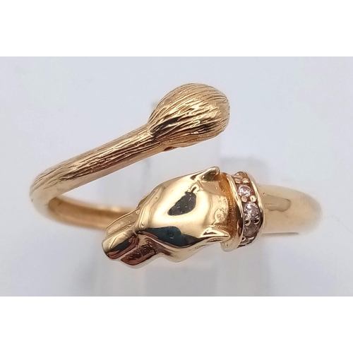 913 - A 14K yellow gold, diamond set, panther ring. Size: R, weight: 3 g.