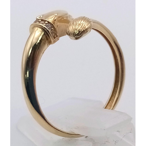 913 - A 14K yellow gold, diamond set, panther ring. Size: R, weight: 3 g.