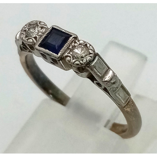 1311 - A vintage, 18K yellow gold and platinum ring with a sapphire and two diamonds. Ring size: L, weight:... 