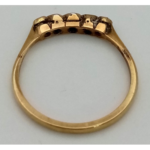 886 - An 18K yellow gold and platinum, vintage ring with a row of five diamonds. Ring size: M, weight: 1.8... 