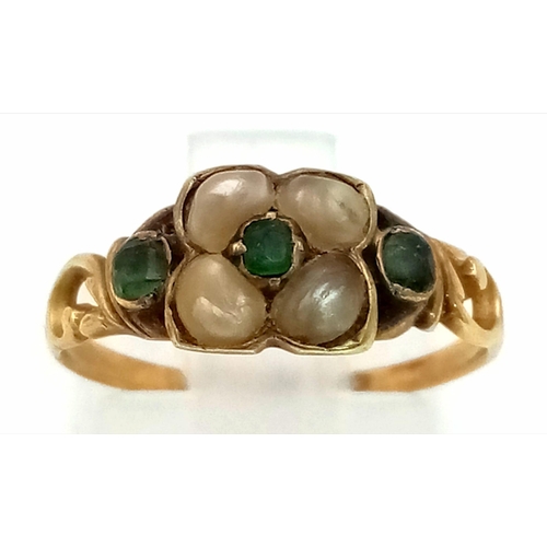 900 - A vintage 18K yellow gold ring with an unusual combination of natural pearls and emeralds. Ring size... 