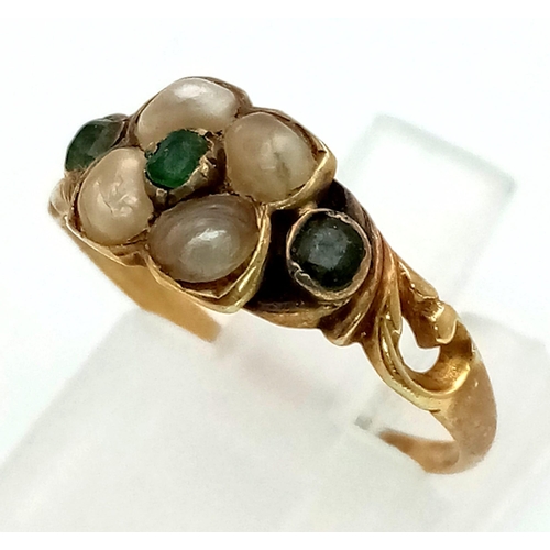 900 - A vintage 18K yellow gold ring with an unusual combination of natural pearls and emeralds. Ring size... 