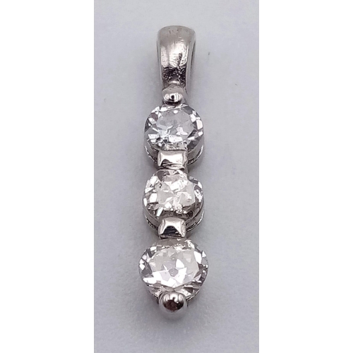 725 - 18K WHITE GOLD DIAMOND TRIPLE DROP PENDANT, APPROX 0.35CT DIAMONDS IN TOTAL, 1G
AND 15MM LONG APPROX