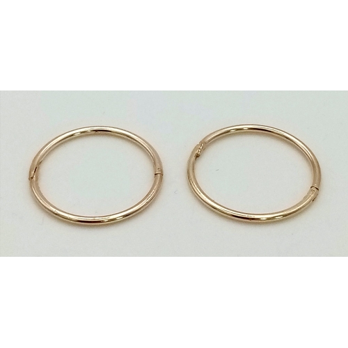 1253 - A 9K yellow gold sleeper earrings. Diameter: 15 mm, weight: 0.8 g.