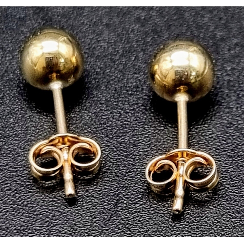 1267 - A 9K yellow gold pair of ball stud earrings, weight: 0.4 g.