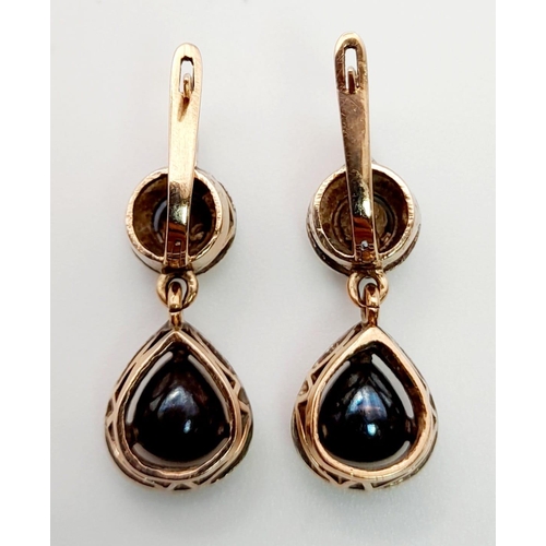 583 - A Pair of 18K Gold and Platinum Diamond Drop Earrings.
2.5cm drop. 5.6g total weight