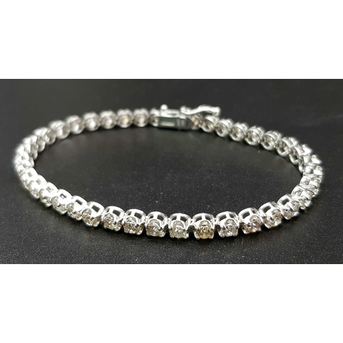 54 - 18k White Gold Tennis Bracelet with 5ct of Diamonds. 10.6g