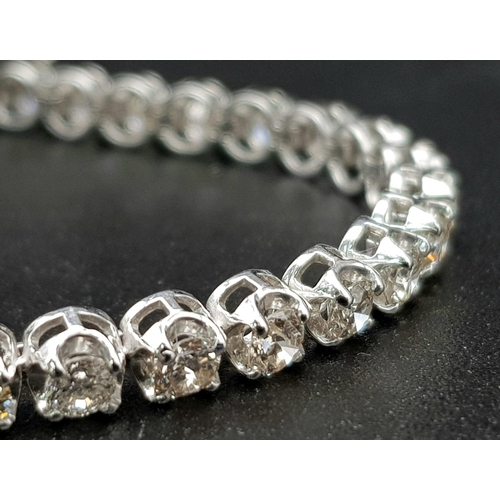 54 - 18k White Gold Tennis Bracelet with 5ct of Diamonds. 10.6g