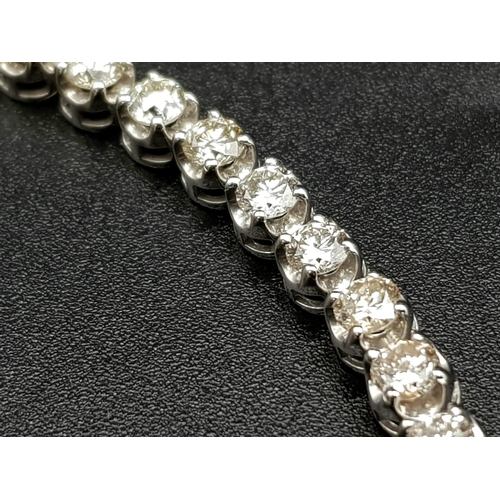 54 - 18k White Gold Tennis Bracelet with 5ct of Diamonds. 10.6g