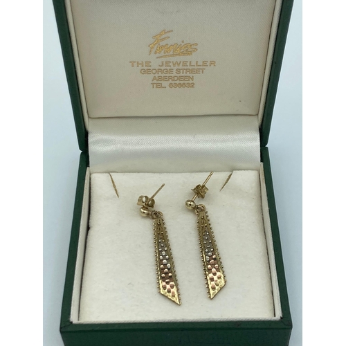 77 - Pair of 9 carat GOLD EARRINGS in three colour Gold. Drop style. Complete with 9 carat gold backs. 2.... 