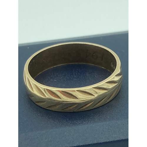 209 - 9k GOLD RING/BAND having engraved leaf design detail. Full UK hallmark. Complete with ring box. 3.62... 