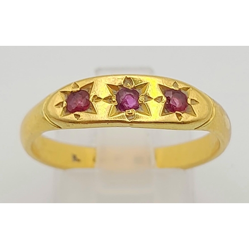 192 - 18k Yellow Gold Vintage 3 Stone Ruby Ring.
Size S, weighs 4.8g