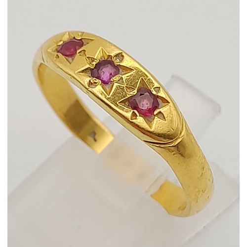 192 - 18k Yellow Gold Vintage 3 Stone Ruby Ring.
Size S, weighs 4.8g