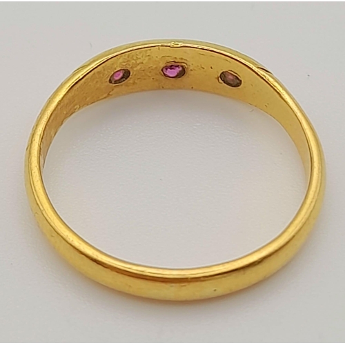 192 - 18k Yellow Gold Vintage 3 Stone Ruby Ring.
Size S, weighs 4.8g