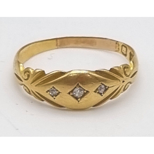 187 - An 18K Yellow Gold Vintage 3 Stones Diamond Ring. Size O. Weight: 2.73g