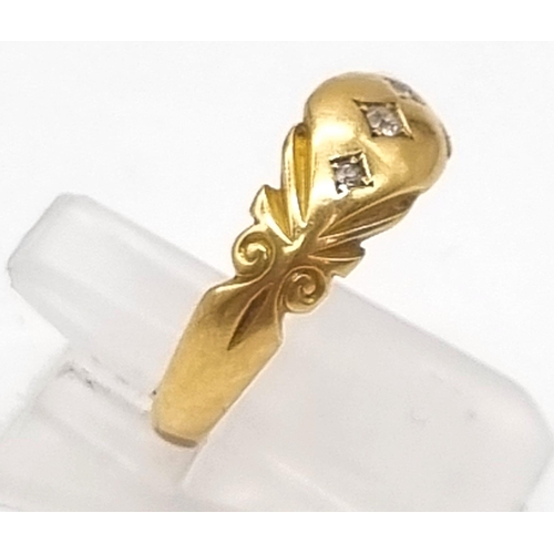 187 - An 18K Yellow Gold Vintage 3 Stones Diamond Ring. Size O. Weight: 2.73g