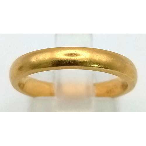 24 - An 18K Yellow Gold Band Ring. Size M. 4.37g.