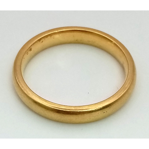 24 - An 18K Yellow Gold Band Ring. Size M. 4.37g.
