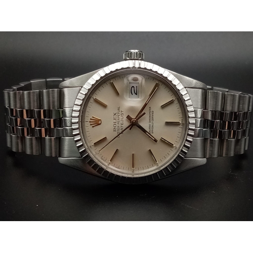 220 - A Rolex Oyster Perpetual Datejust Gents watch. Stainless steel strap and case - 36mm. Cream dial. Au... 