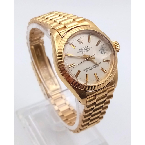 52 - A Gold Rolex Oyster Perpetual Datejust Ladies Watch. Gold bracelet and case - 26mm. Automatic moveme... 