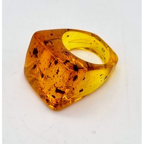 196 - An ART DECO white metal (untested) and amber necklace accompanied by an amber ring (size: N1/2). 
Ne... 