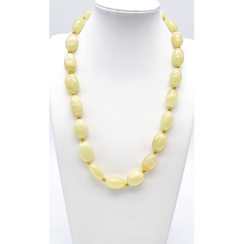 224 - A vintage, Chinese, soft green, jade necklace in presentation box.
 Length: 49-54 cm, weight: 90 g.