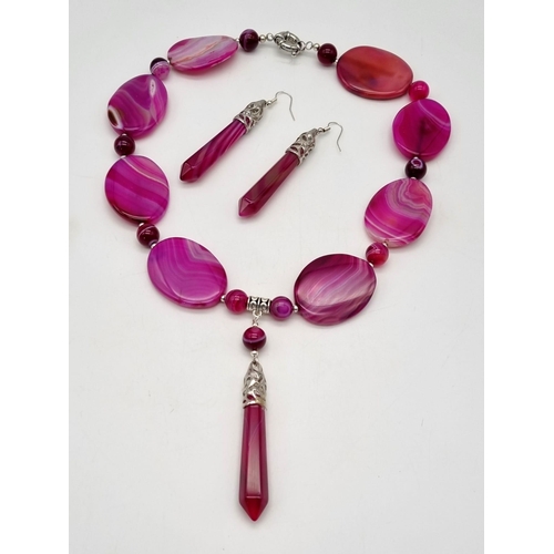 238 - A very noticeable, red banded, Botswana agate, necklace and earrings set. Large oval beads (40 mm) w... 