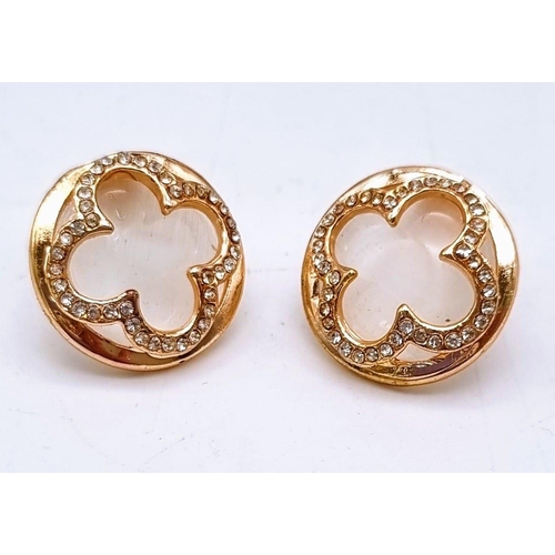 488 - A pair of Costume jewellery earrings, gold tone.