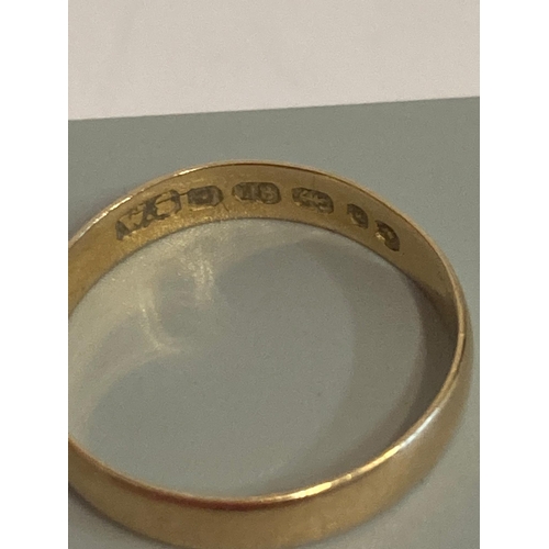 516 - 18k GOLD RING /BAND. Having full UK hallmark. 1.98 grams. Size O - P.