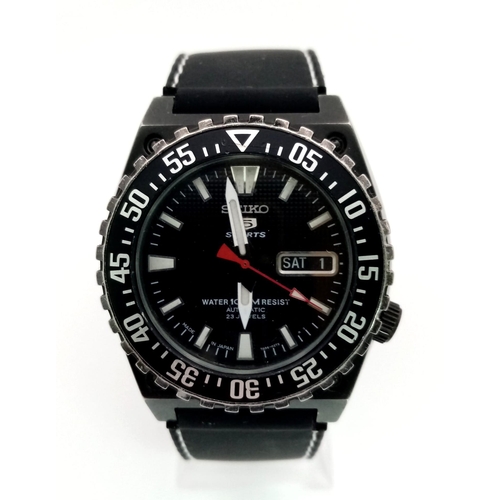 100 - A Seiko 5 Sport Automatic Gents watch. Black rubber strap. Stainless steel case with skeleton back -... 