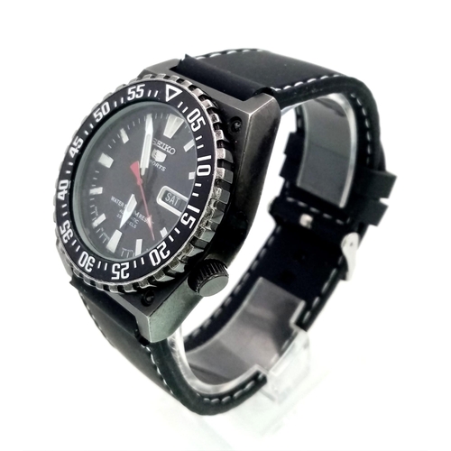 100 - A Seiko 5 Sport Automatic Gents watch. Black rubber strap. Stainless steel case with skeleton back -... 