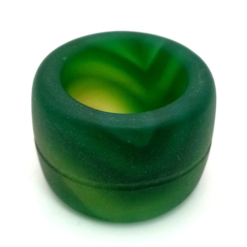 258 - A rarely seen, Archaic, Oriental, archer’s ring. Made of green jade. Internal diameter 18 mm, weight... 