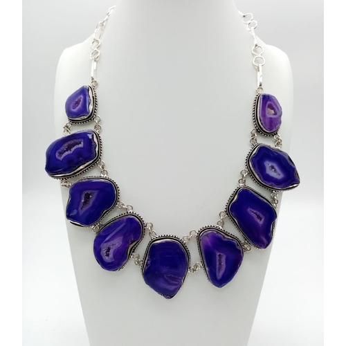 131 - A very unique necklace with purple agate geodes. Length: 46-51 cm, weight: 100 g. In a presentation ... 