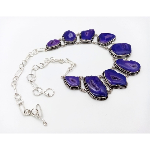 131 - A very unique necklace with purple agate geodes. Length: 46-51 cm, weight: 100 g. In a presentation ... 