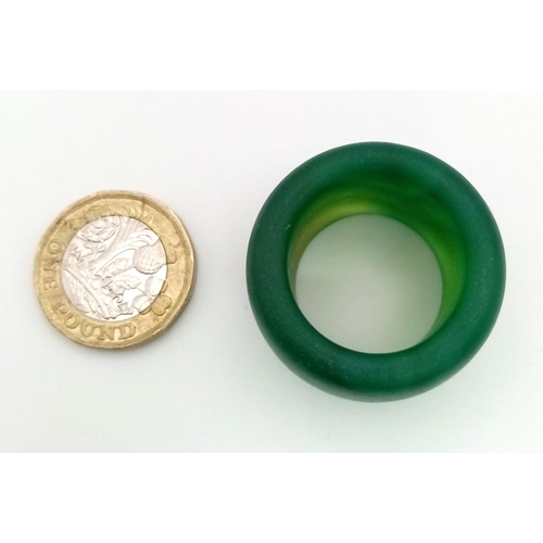 258 - A rarely seen, Archaic, Oriental, archer’s ring. Made of green jade. Internal diameter 18 mm, weight... 