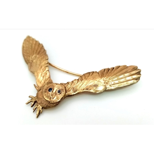 17 - A Fabulous 9K Yellow Gold and Sapphire-Eyed Vintage Owl Brooch. In mid-swoop! 7cm wingspan. 9.93g