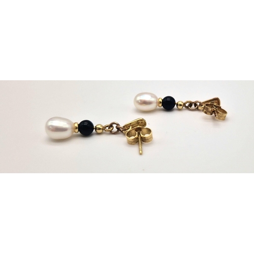 342 - A Black Onyx with Pearl Necklace and Drop Earring Set. 18K Gold clasp and earring backing. Necklace ... 