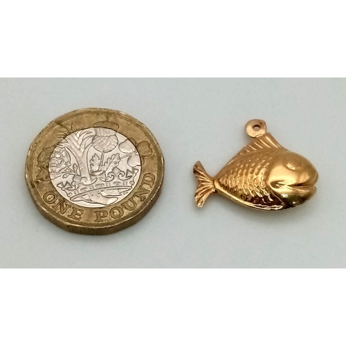 529 - An 18K Yellow Gold Fish Pendant or Charm. 2.1g. 22mm