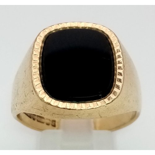 64 - A Vintage 9K Yellow Gold Onyx Gents Signet Ring. Size Y. 10.48g total weight.