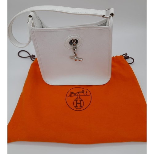 44 - A Hermes Vespa Handbag Epsom PM. Crafted in white leather. Palladium hardware. White raw leather int... 